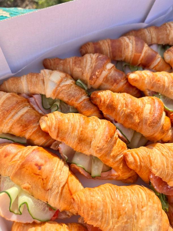 Круассан со слабосоленым лососем сливочным сыром