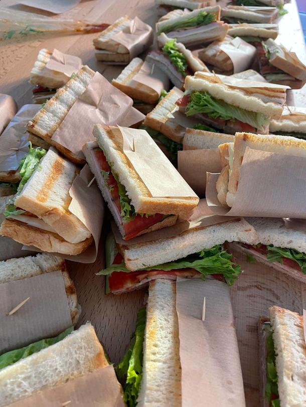 Сендвичи с ветчиной, сыром и огурцом