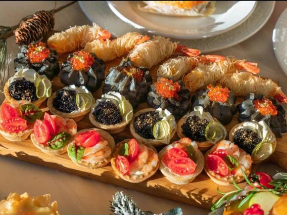Сытное фуршетное меню с горячими закусками на 15 персон в Туле
