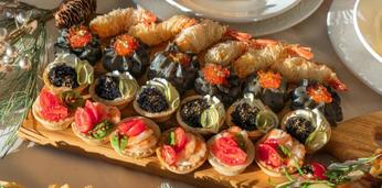 Сытное фуршетное меню с горячими закусками на 15 персон